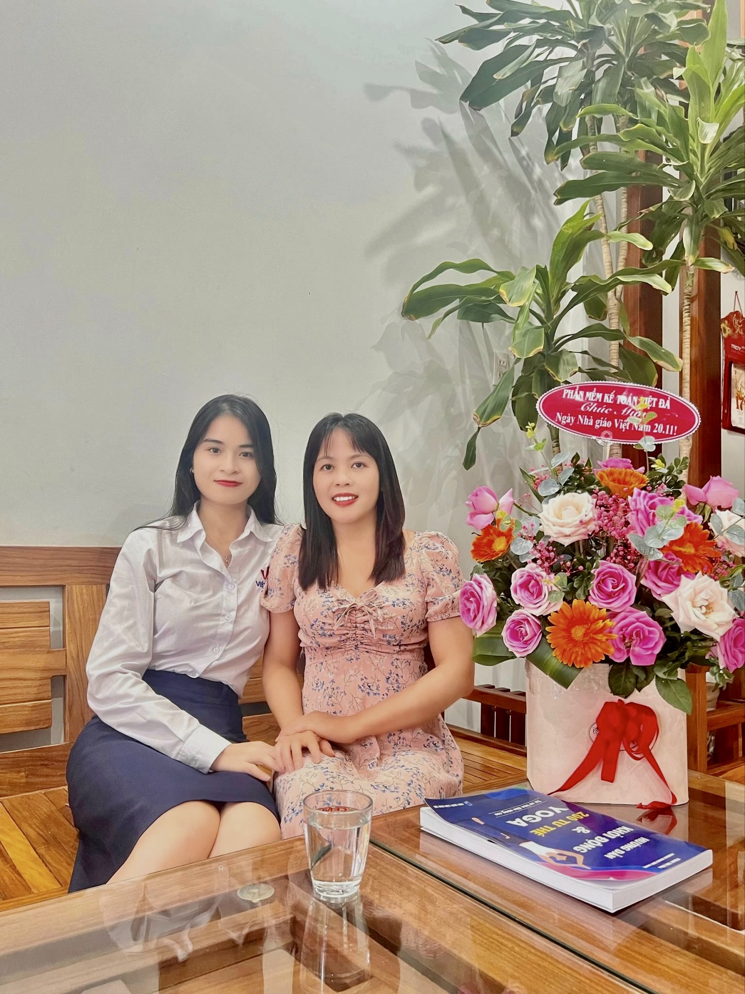 Việt Đà ghé thăm và tặng hoa 20/11 Cô giáo Sinh Nguyễn - Dạy kế toán thức tế tại Đà Nẵng